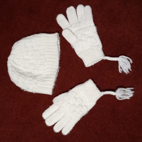 Accessories - ❤️Matching Hat and Gloves. One size fits most. Final Price Drop!!👍👍